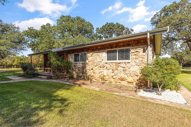 view of side of property featuring a lawn