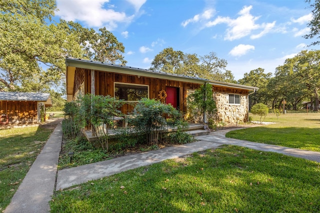 view of front of house featuring a front yard