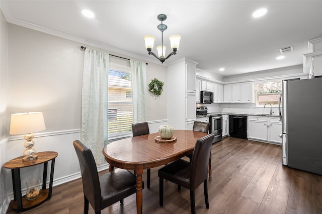 dining area with ornamental molding, a notable chandelier, sink, and dark hardwood / wood-style floors