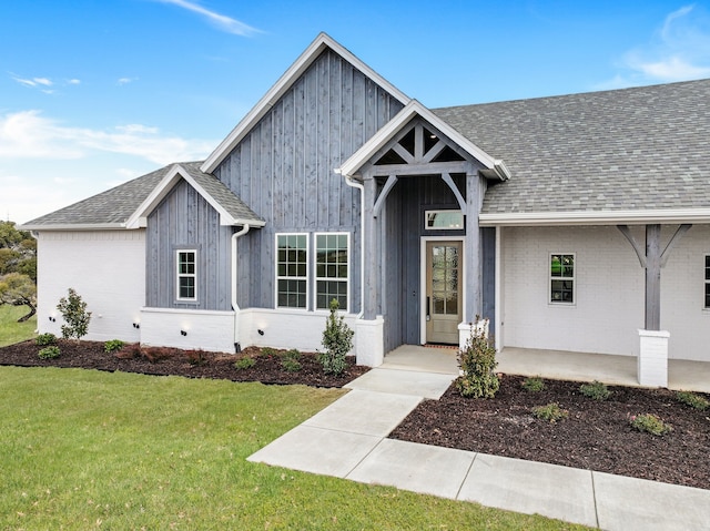 view of front of property featuring a front yard