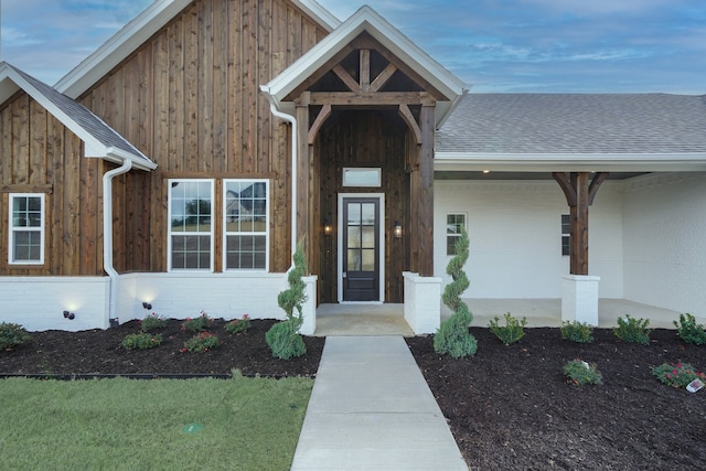 property entrance featuring a porch