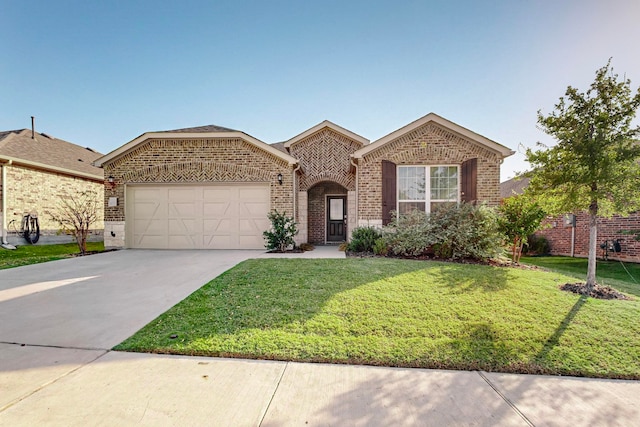 view of front of property featuring a front yard and a garage