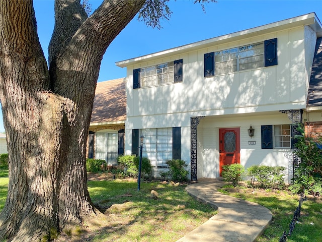 view of front of house featuring a front lawn