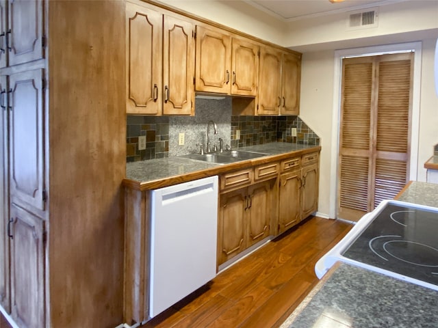 kitchen with stove, sink, tasteful backsplash, dark wood-type flooring, and dishwasher