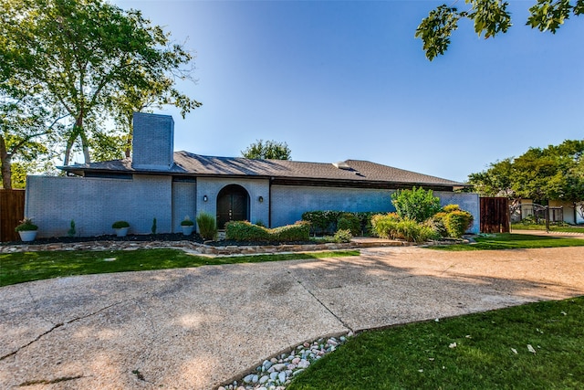 single story home featuring a front yard