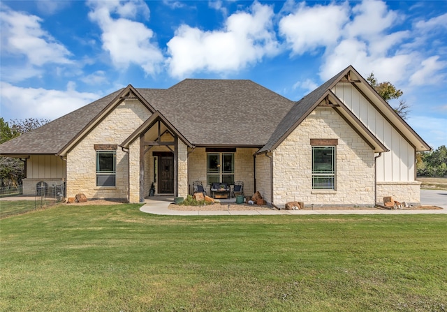 view of front of home featuring a front yard