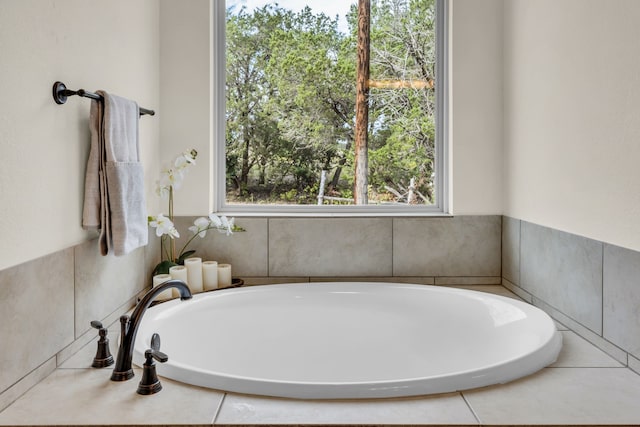 bathroom featuring tiled tub