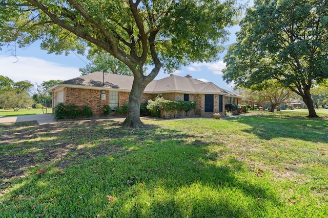 ranch-style home featuring a front lawn