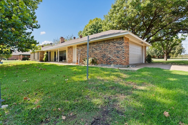 view of front of home featuring a front yard and a garage