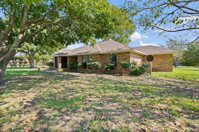 view of front of home featuring a front lawn