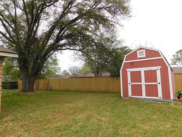 view of yard featuring a storage shed