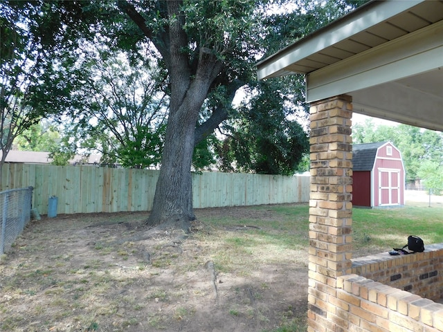 view of yard with a shed