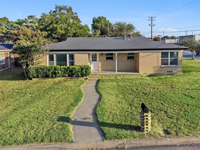 single story home with a front lawn