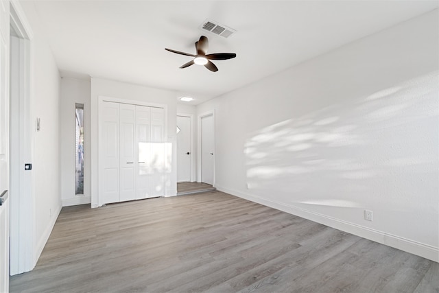 empty room with light hardwood / wood-style flooring and ceiling fan