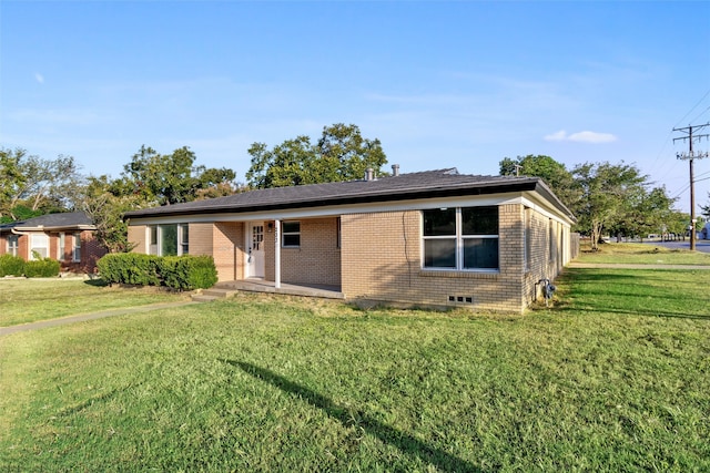 view of front of house with a front lawn