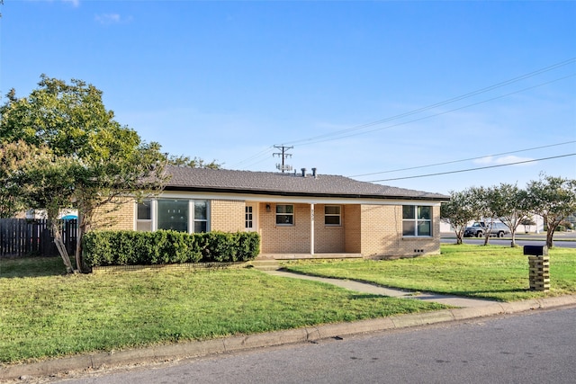 ranch-style home featuring a front lawn