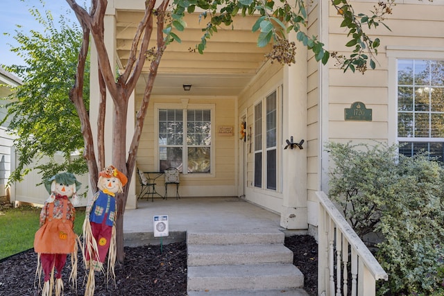 entrance to property featuring covered porch