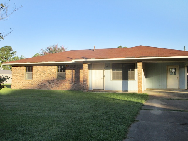 single story home featuring a front lawn