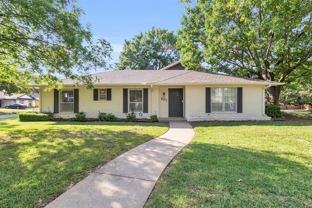 ranch-style home featuring a front lawn