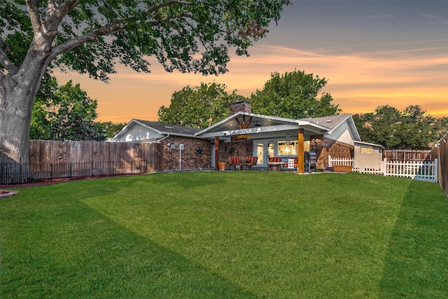 view of yard at dusk