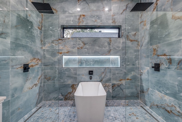 bathroom featuring tiled shower