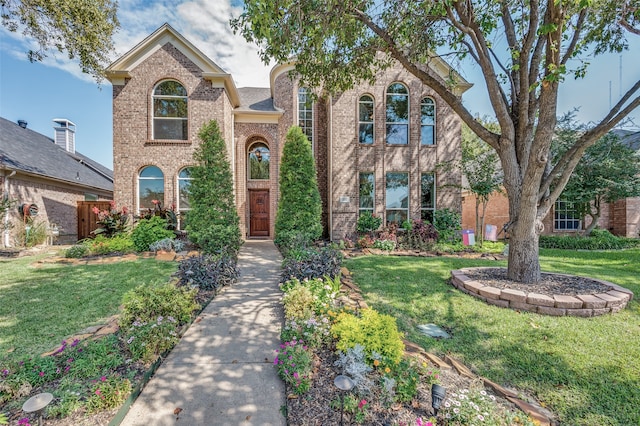 view of front of property featuring a front yard