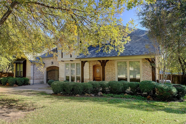 view of front facade with a front yard