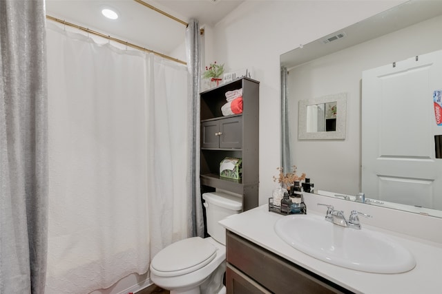 bathroom featuring a shower with shower curtain, vanity, and toilet