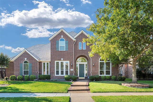 view of front of house featuring a front lawn