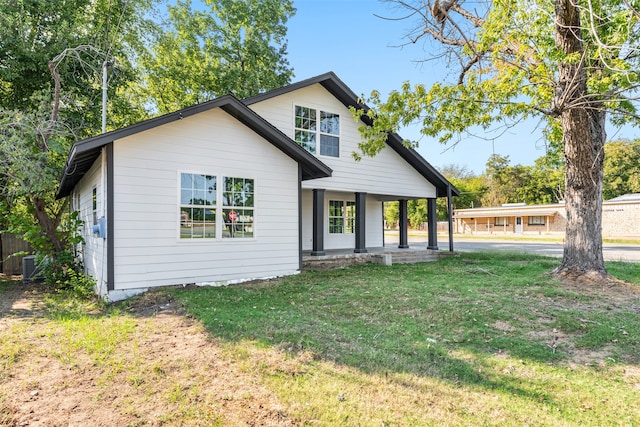 view of front of home featuring a front lawn