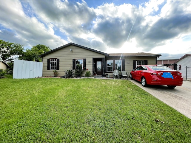 view of front of property featuring a front yard