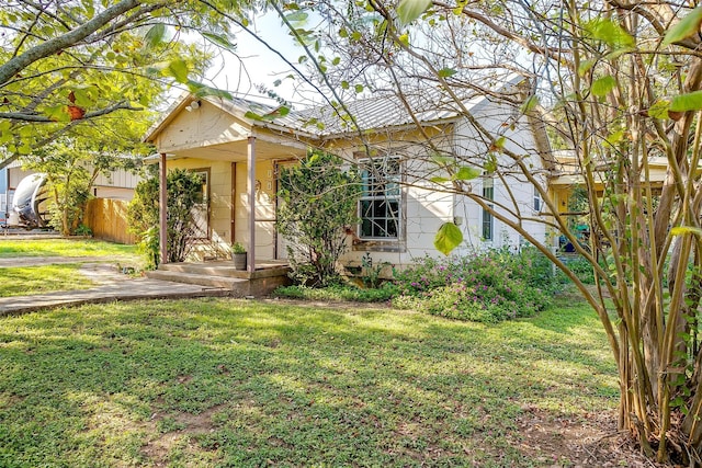 view of front of home with a front lawn