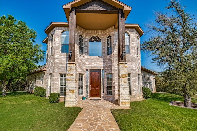 view of front of home featuring a front yard