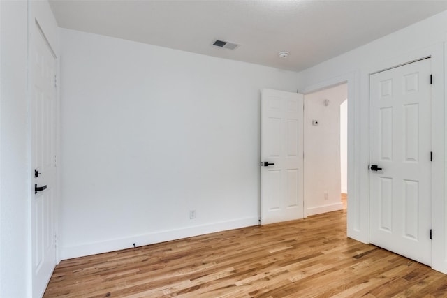 927 S Franklin St, Dallas, TX 75211 - unfurnished bedroom with visible vents, light wood-style flooring, and baseboards
