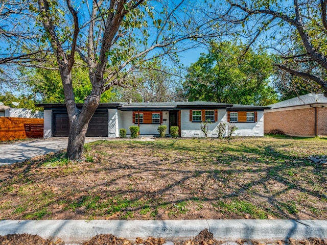 ranch-style house featuring a front yard