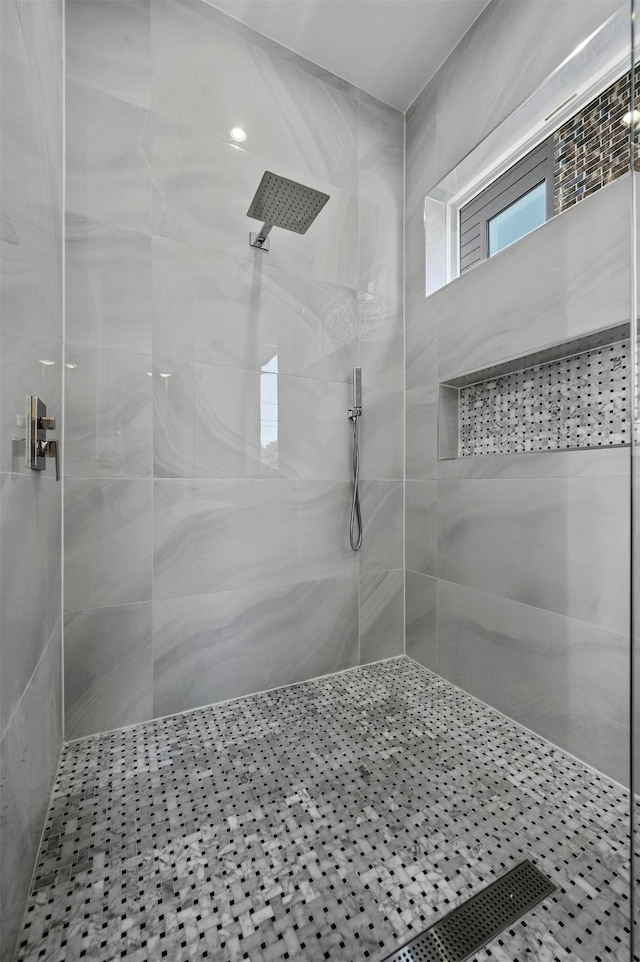 bathroom featuring tiled shower