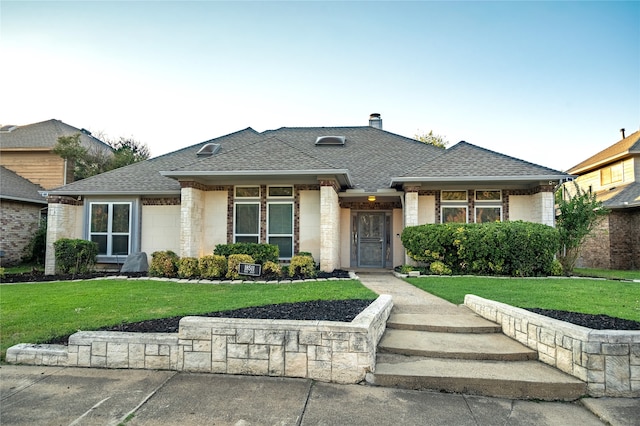 view of front of property featuring a front lawn