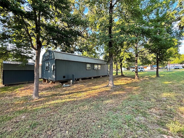 view of yard with an outdoor structure