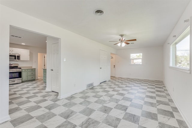 empty room featuring ceiling fan