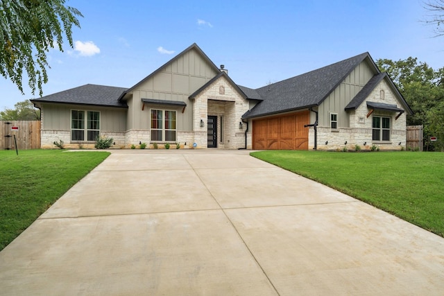 view of front facade featuring a garage and a front yard