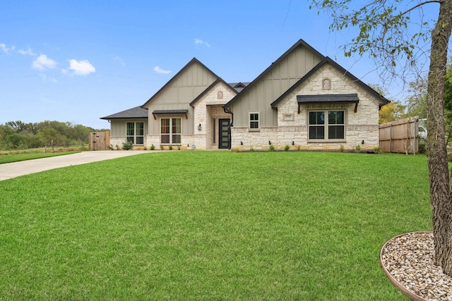 view of front facade featuring a front yard