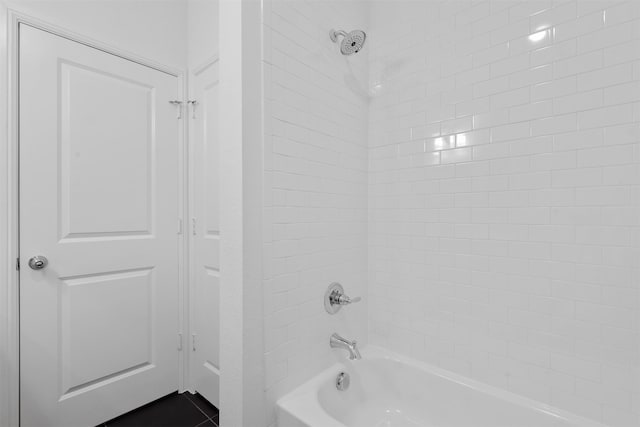 bathroom with tiled shower / bath