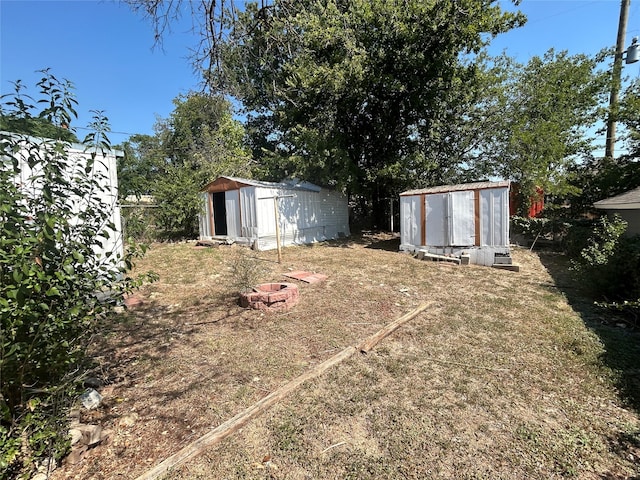 view of yard with a storage unit