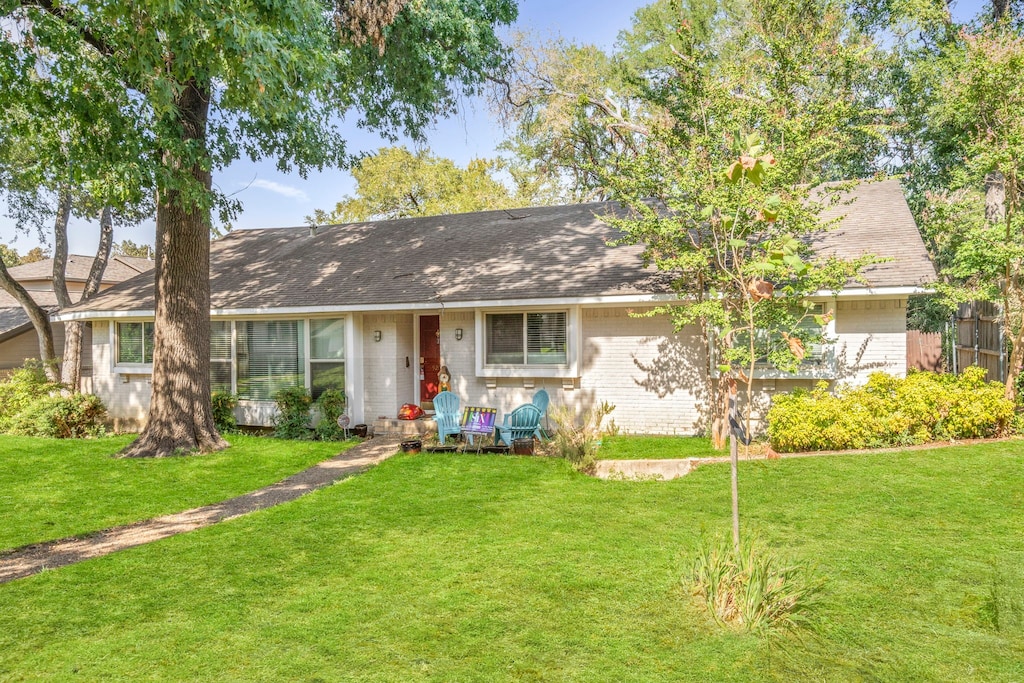 ranch-style home with a front yard