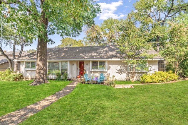 single story home with a front yard