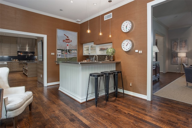 kitchen featuring dark wood-type flooring, kitchen peninsula, pendant lighting, and decorative backsplash