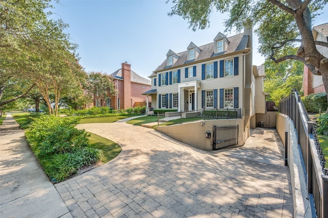 colonial house featuring a front yard