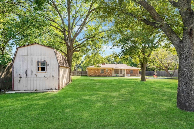 view of yard featuring a storage shed