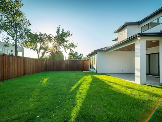 view of yard featuring a patio area