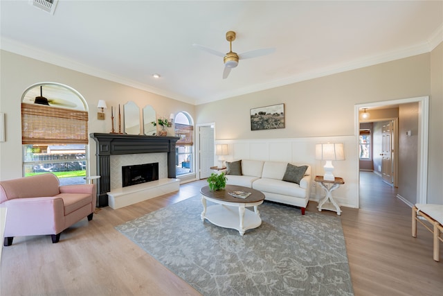 living room with light wood-type flooring, a healthy amount of sunlight, and ceiling fan